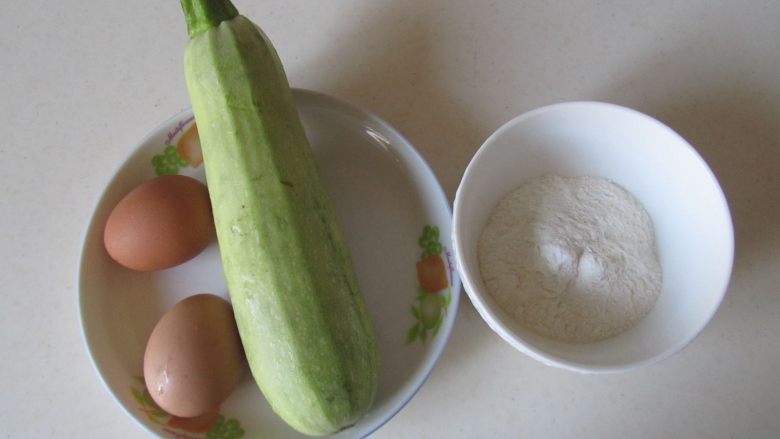 西葫芦鸡蛋饼,准备好原材料;