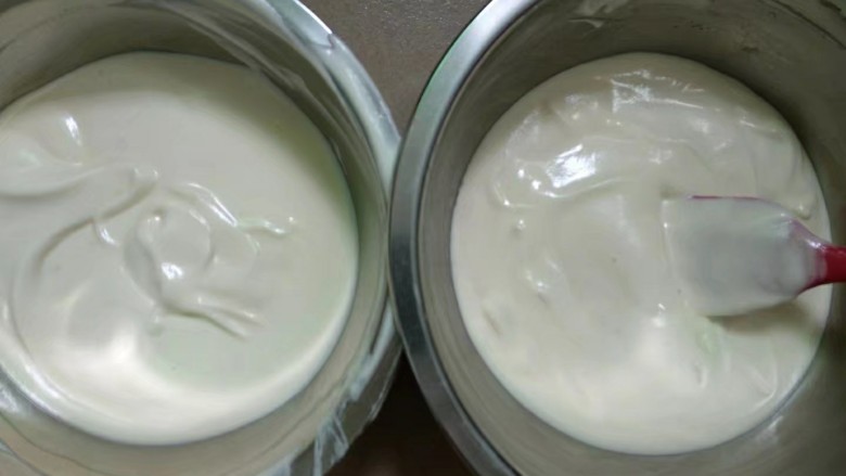 斑马纹戚风蛋糕(8寸版),把蛋糕糊分成两份。