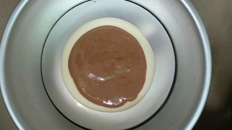 斑马纹戚风蛋糕(8寸版),烤箱160℃预热,用两个勺子交替将蛋糕糊从模具中间放入。