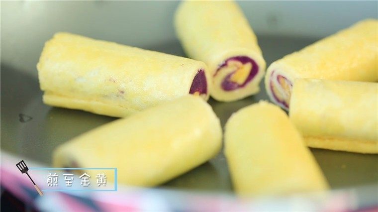 爆浆紫薯奶酪卷,小火煎成四面金黄。
ps:煎完之后也可以在锅里焖一会儿,等待芝士完全融化。