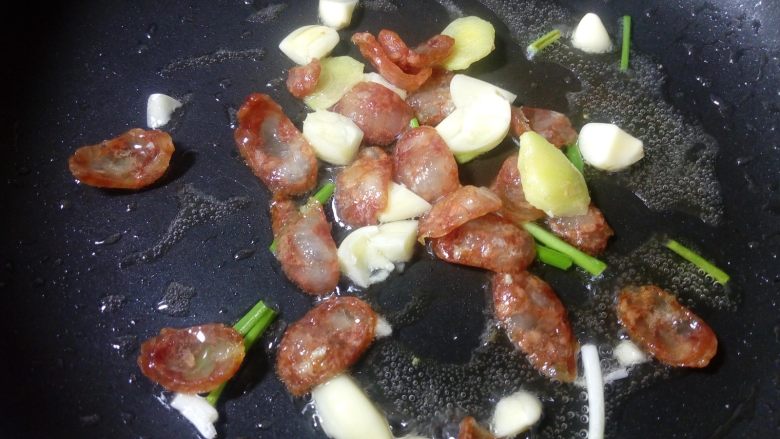 香肠炒面,以小火翻炒,炒出香味。