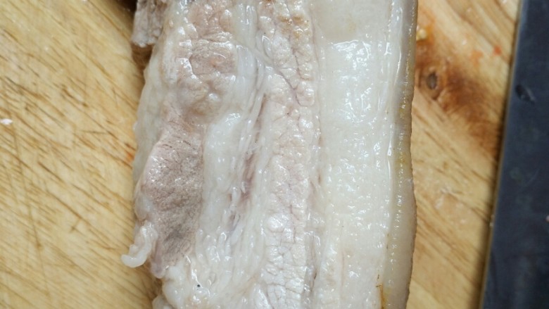 潇大妈-回锅肉,<a style='color:red;display:inline-block;' href='/shicai/ 428'>五花肉</a>(也叫三线肉),
选取肥瘦相间的这种。
洗净
