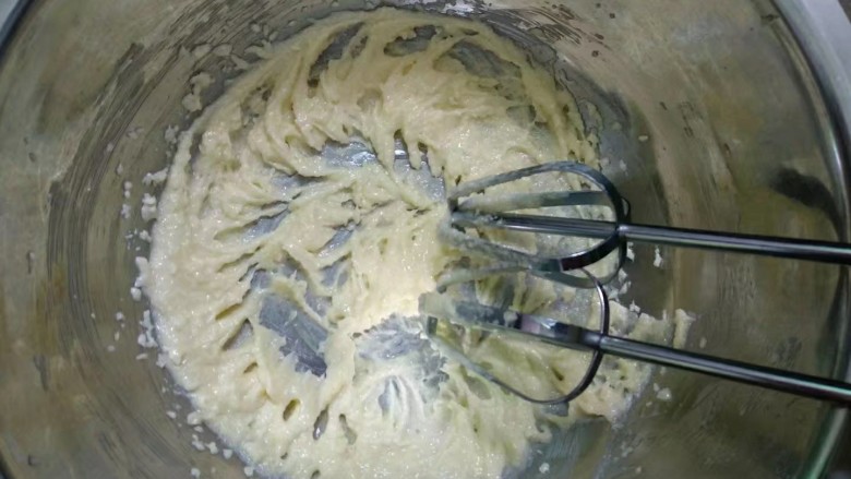 纽扣饼干,用打蛋器打发至体积蓬松,黄油颜色变浅。