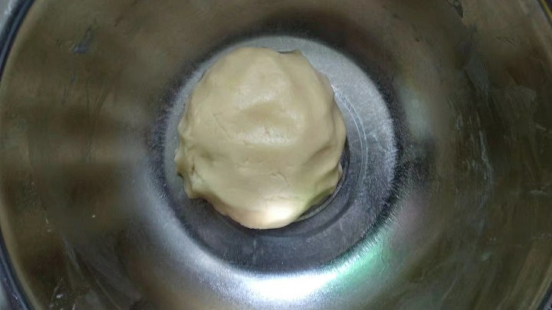 纽扣饼干,用手团成团,盖上保鲜膜静置15分钟。