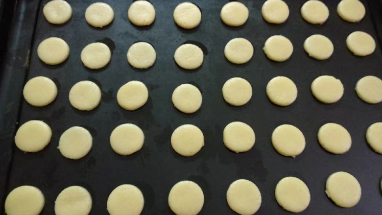 纽扣饼干,将刻好的圆形用小刀轻轻转移到不粘烤盘上,尽量不要变形,之间留间隙。
