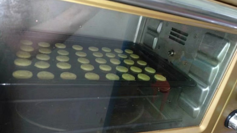 纽扣饼干,放入提前预热175度烤箱,上下火中层烤10分钟左右至表面金黄色即可。(具体时间根据自家烤箱脾气和所擀面团的厚度来调整,多观察上色情况)