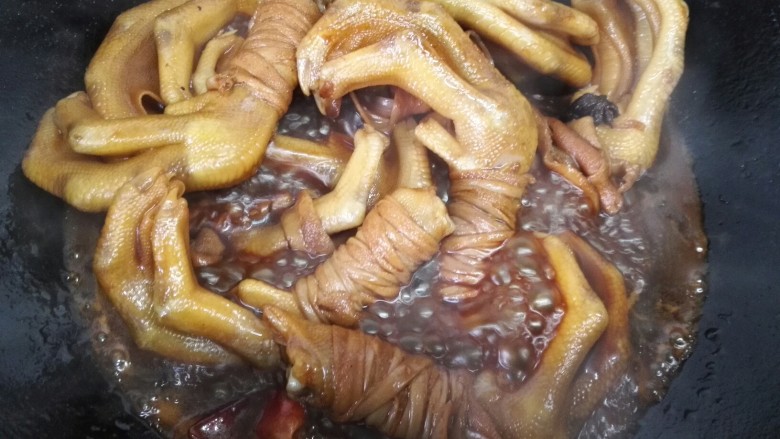 鸭掌包,这是卤一会之后,期间还得加几回水,卤的比较熟即可