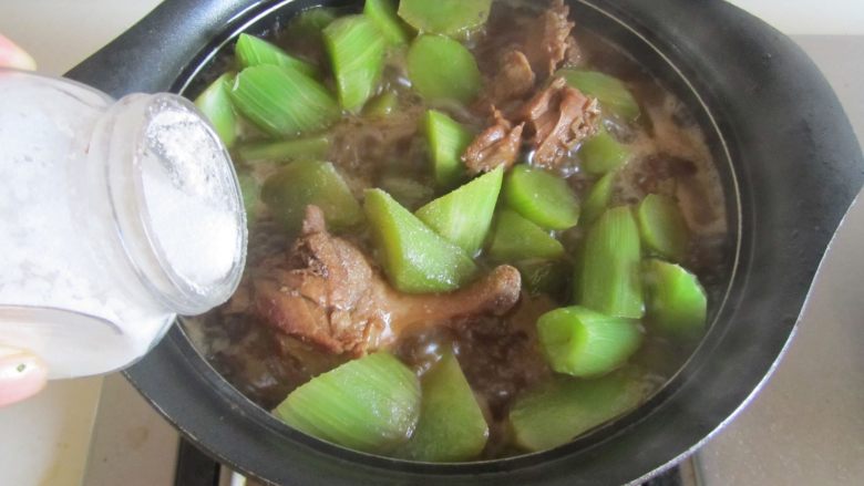 鸭腿烧莴苣, 加入适量的盐调味, 大火收汁即可盛入钵中,表面撒上小葱末。