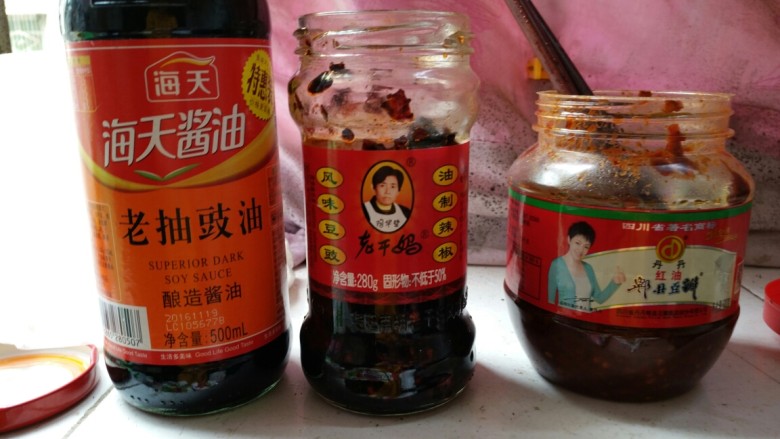 潇大妈-回锅肉,如图,加<a style='color:red;display:inline-block;' href='/shicai/ 3729'>白糖</a>,把炒菜用的调料准备好。