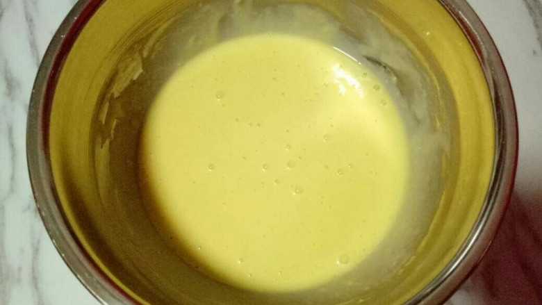 8寸戚风蛋糕,这样蛋黄糊就做好了,放在旁边备用。(面糊提起打蛋器轻松顺滑的滴落下去,且无干粉。)