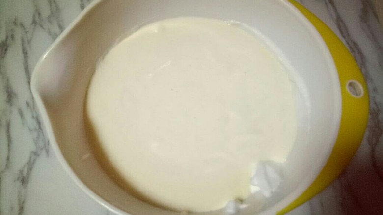 8寸戚风蛋糕,最后将蛋黄糊倒入蛋白霜的容器中,继续翻拌的手法,直至看不到蛋白霜即可。