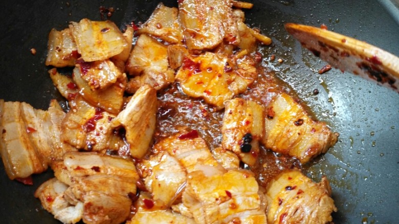 潇大妈-回锅肉,调料一放,翻炒几秒,马上放肉下去,一起翻炒。
根据自己能吃腻的程度,决定炒多久,不太爱能吃腻,就多炒一会儿,把油多炒点出来。
起锅前,就滴几滴<a style='color:red;display:inline-block;' href='/shicai/ 762'>老抽</a>,上色,翻炒均匀,把肉装盘,油留锅内,备用。