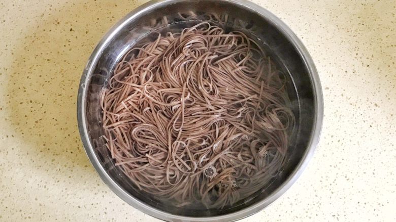 花样面条+中式荞麦冷面,捞出来的面条,立即投入凉水中,过掉面糊