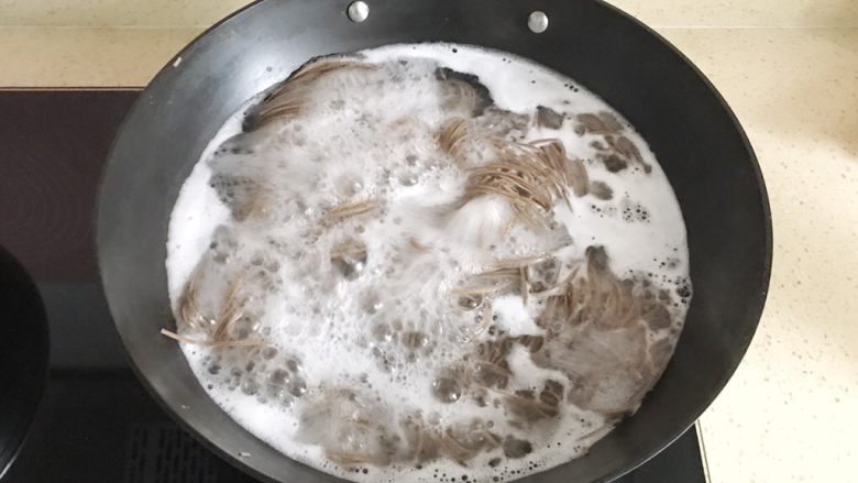 花样面条+中式荞麦冷面,汤汁冷藏的时候,可以准备面条了
锅里加水烧热后,投入荞麦面,搅拌均匀防止粘锅底,煮熟后,捞出来面条