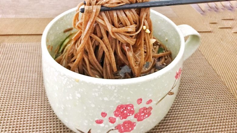 花样面条+中式荞麦冷面,浸过汤汁的荞麦面,韧劲十足,酸甜微辣,简直是夏日必备啊