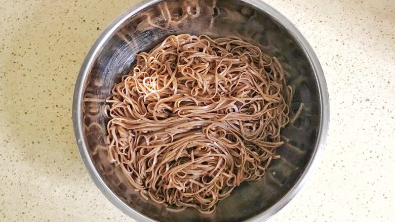 花样面条+中式荞麦冷面,洗净后的面条,为了防止粘连,加入少许的酱油和芝麻油,搅拌均匀,送进冰箱冷藏一会儿
