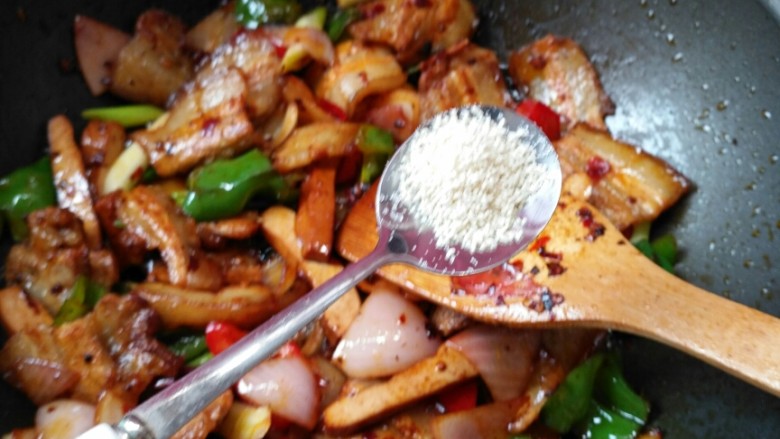 潇大妈-回锅肉,加鸡精,炒匀,起锅,OK。