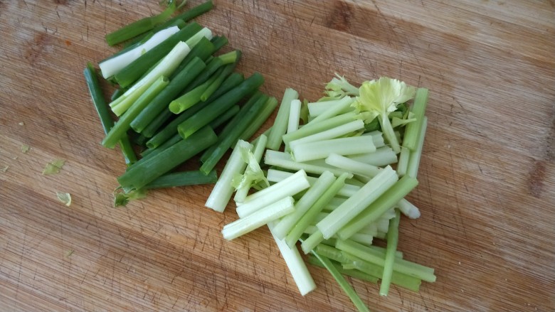 简易版飘香黄骨鱼,葱切葱段和葱花,芹菜切段