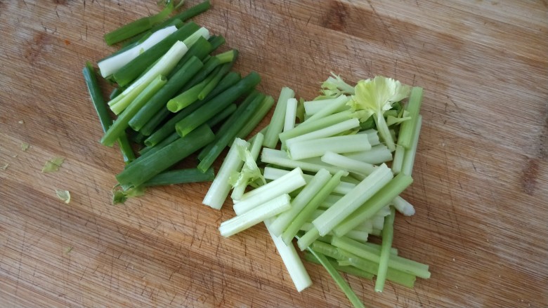 简易版飘香黄骨鱼,葱切葱段和葱花，芹菜切段