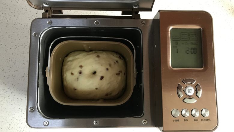 面包机版红枣果仁面包,发酵结束,手指沾干面粉插入拔起,洞口不回缩不塌陷即完成。
