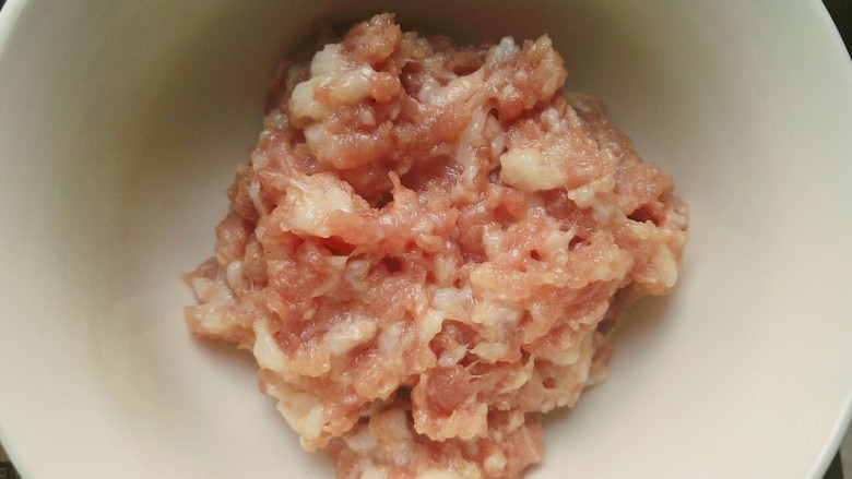 鲜肉月饼,200克前腿肉剁碎~前腿肉嫩,肥瘦相间~个人觉得做馅料最好的了,包饺子云吞我也喜欢买<a style='color:red;display:inline-block;' href='/shicai/ 211962'>猪前腿肉</a>