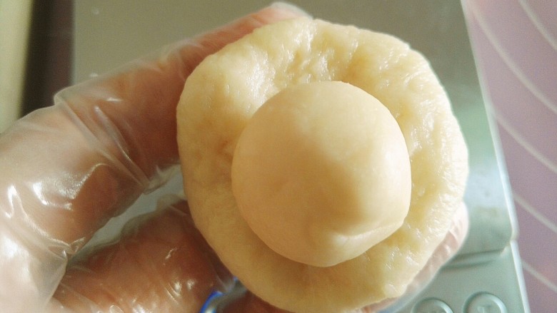 鲜肉月饼,取一份油皮,包住一份油酥,收好口