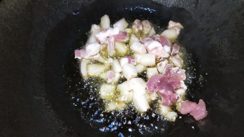 芋儿烧肉,锅里倒入少量油,油热后放入猪肉