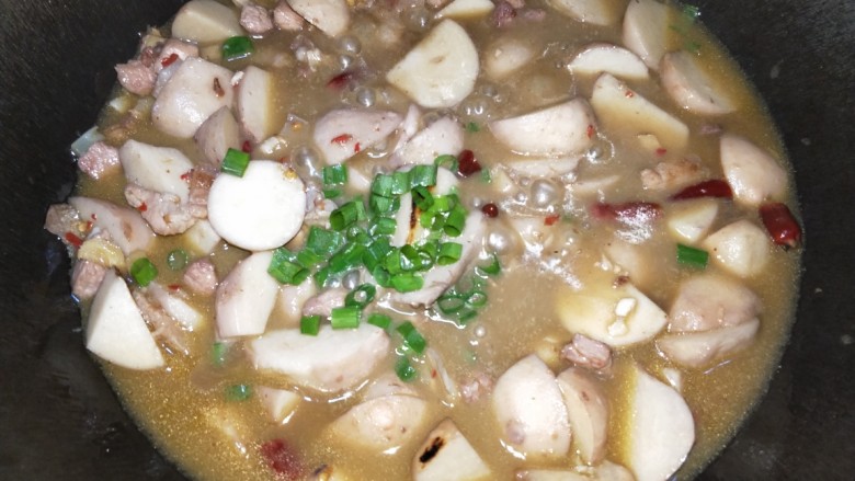 芋儿烧肉,熟透后放入盐1茶匙,葱末,就可以出锅