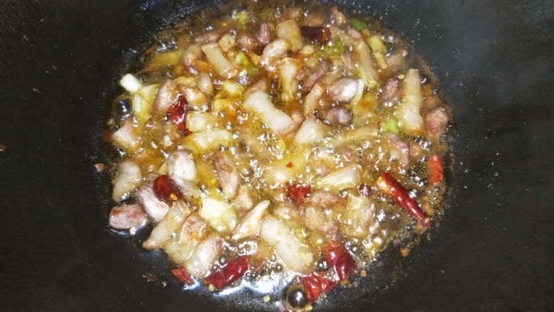芋儿烧肉,炒至出红油