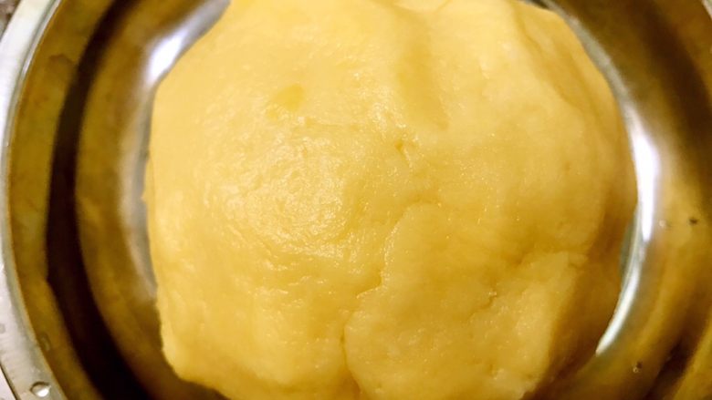 西梅乳酪派——每一口都让芝士控无比满足,成团的派皮静置半小时,夏天放冰箱冬天室温静置就可以了