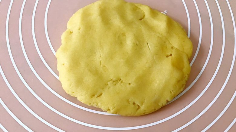 西梅乳酪派——每一口都让芝士控无比满足,静置好的派皮擀成比派盘大一圈的面片,尽量擀的厚薄均匀。如果很粘可以洒少许干粉再擀