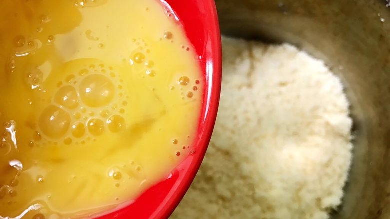 西梅乳酪派——每一口都让芝士控无比满足,加入蛋液揉成团,成团就好不要过度揉,如果面团很干可以增加适量蛋液