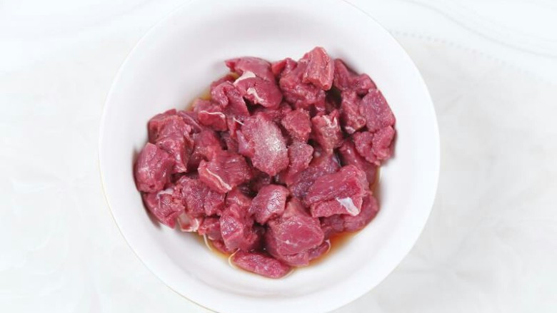 黑椒牛肉粒,倒入适量<a style='color:red;display:inline-block;' href='/shicai/ 718'>料酒</a>