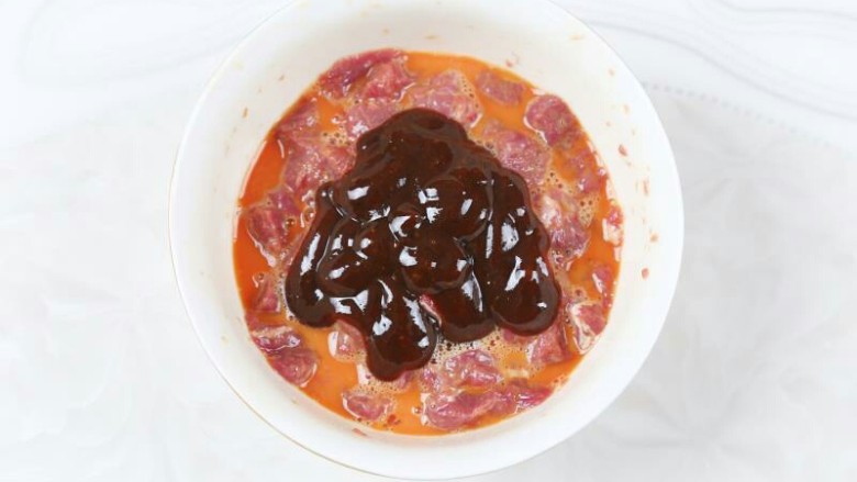 黑椒牛肉粒,放入100g<a style='color:red;display:inline-block;' href='/shicai/ 26895'>黑椒酱</a>