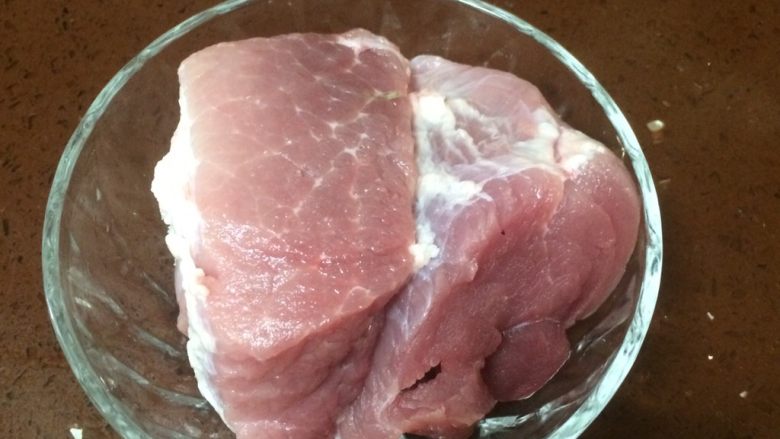 豆芽爆炒小肉丝,主料：猪瘦肉300g备好