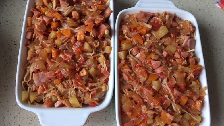 香甜米饭+三文鱼烤肠培根🍅🥔🥕焗饭,炒的菜铺在米饭上，汤汁也浇上。