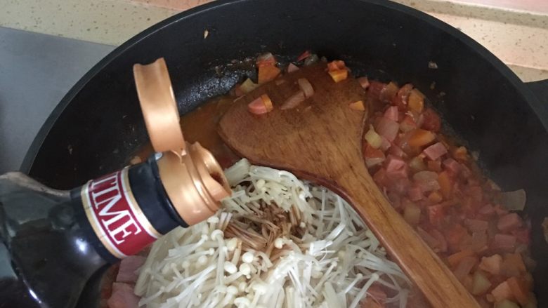 香甜米饭+三文鱼烤肠培根🍅🥔🥕焗饭,倒一勺生抽