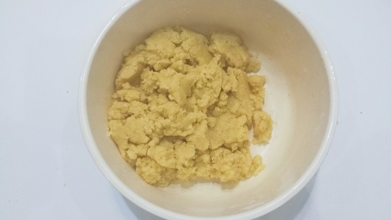 花生小酥饼,这是拌好的花生面粉,湿润易成团;
