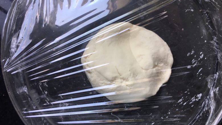 一次性发酵的香菇大肉包,面团盖上保鲜膜醒十分钟,让他松弛一下