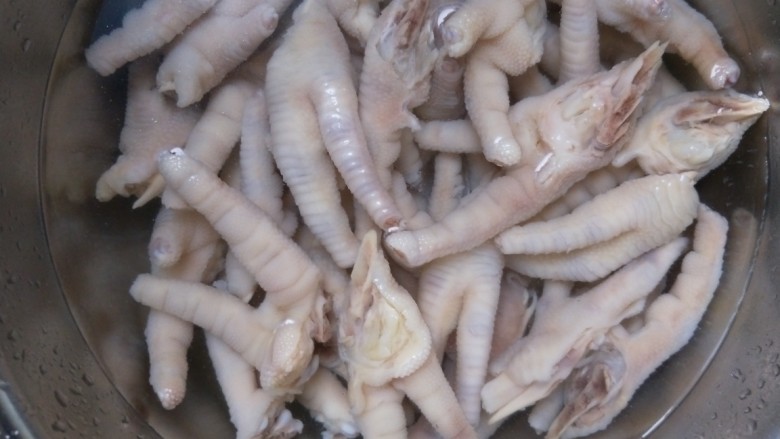 泡椒凤爪,把鸡爪捞出用冷开水洗干净