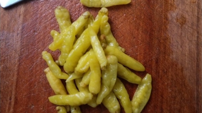 泡椒凤爪,把<a style='color:red;display:inline-block;' href='/shicai/ 82'>小米椒</a>切小段