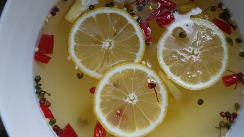 泡椒凤爪,<a style='color:red;display:inline-block;' href='/shicai/ 703'>泡椒</a>水里放冰糖，花椒，柠檬片，生姜片，盐，鸡精，白醋