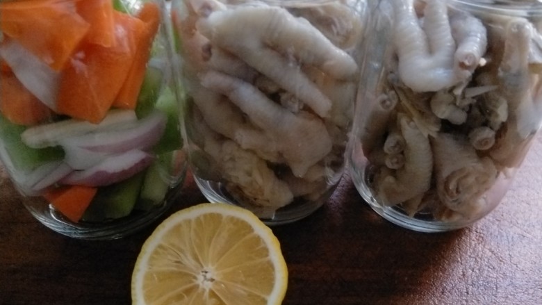 泡椒凤爪,把鸡爪装进干净的玻璃瓶里