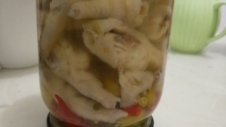 泡椒凤爪,把调好的泡椒水倒进玻璃瓶里放一晚上就可以吃了！