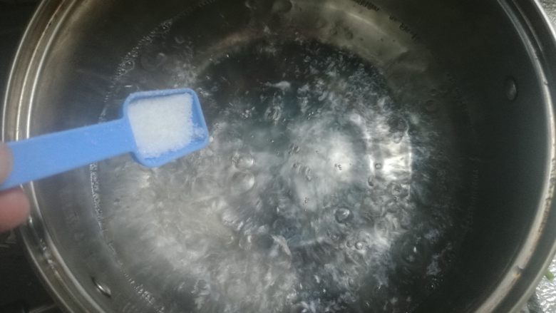 西兰花炒豆芽,坐锅烧开,加入盐1勺。