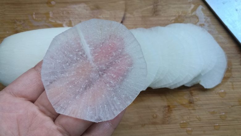 糖醋白萝卜,尽量切薄些,容易入味。