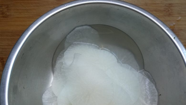 糖醋白萝卜,20分钟后,腌出白萝卜好多水。