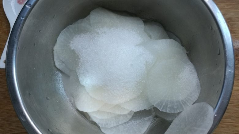 糖醋白萝卜,倒出多余的水分,用清水冲洗几遍,加入白糖。
