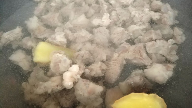 咖喱牛腩,加入姜片料酒,倒入开水,大火炖开,盖锅盖中小火慢炖,把牛腩炖软烂,大概四十分钟左右,也可以直接用高压锅炖,会比较快