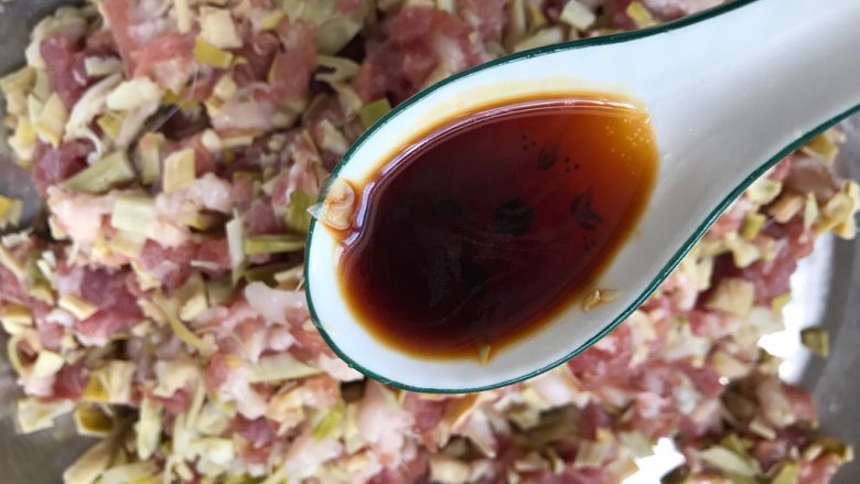 笋干肉包,加入一勺酱油和一勺鸡精,三勺<a style='color:red;display:inline-block;' href='/shicai/ 803'>剁椒</a>搅拌均匀备用